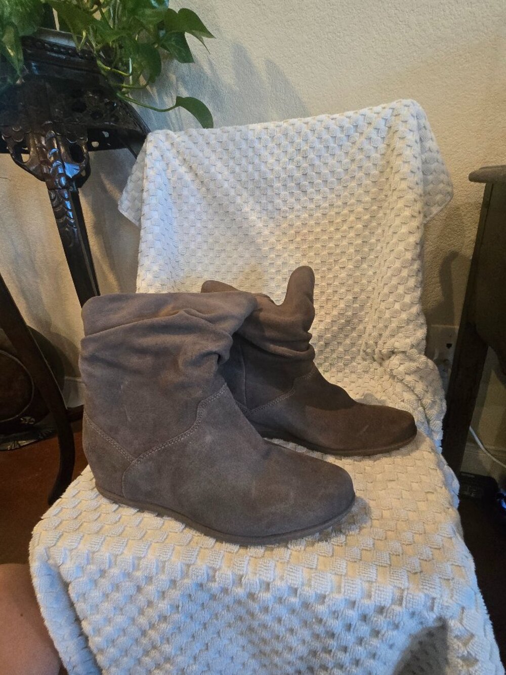 Cougar Women's Gray Suede Bootie with Faux Fur Lining and Rubber Sole